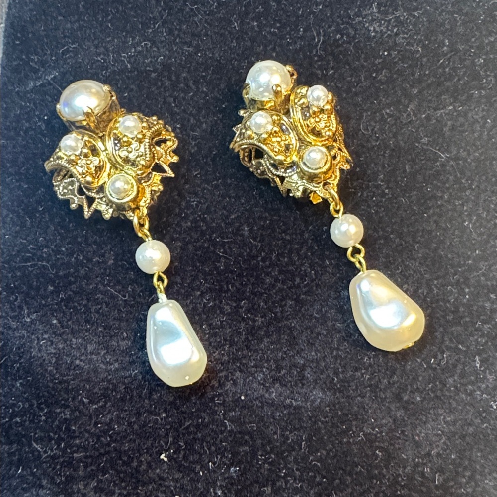 Baroque Gold tone and faux Pearl clip on Earrings 🐈‍⬛